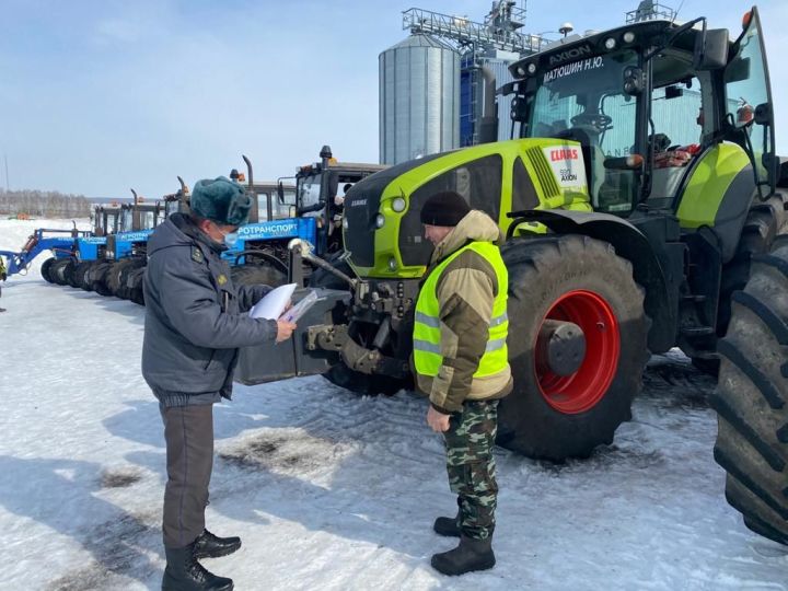 В Дрожжаном проверяют готовность сельхозтехники к весенним полевым работам