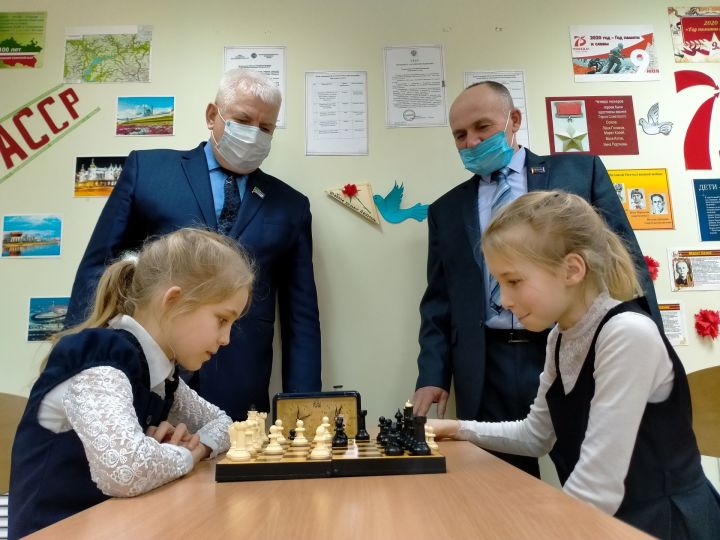 Организация шахматных зон в дрожжановских школах продолжается