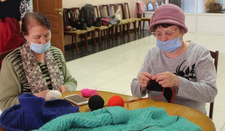Дрожжановские ветераны-пенсионеры учатся секретам вязания