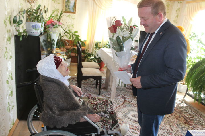 Марат Гафаров поздравил жительницу Дрожжановского района  с 95-летием