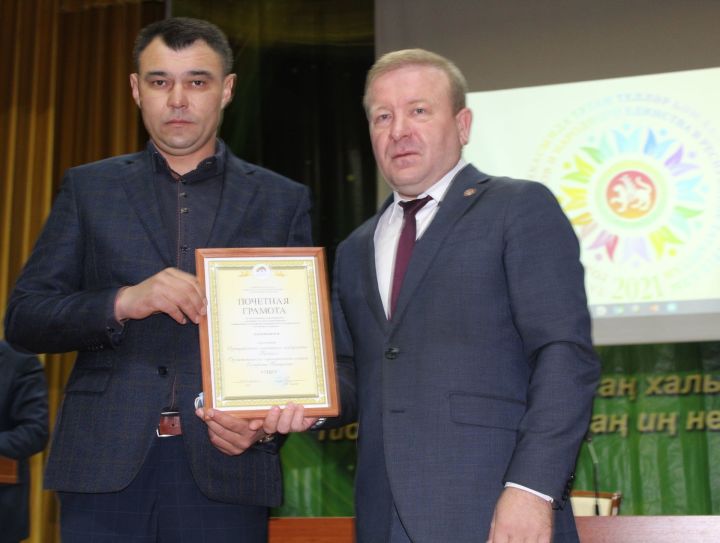 Глава района Марат Гафаров вручил Почетные грамоты Минтруда и занятости РТ