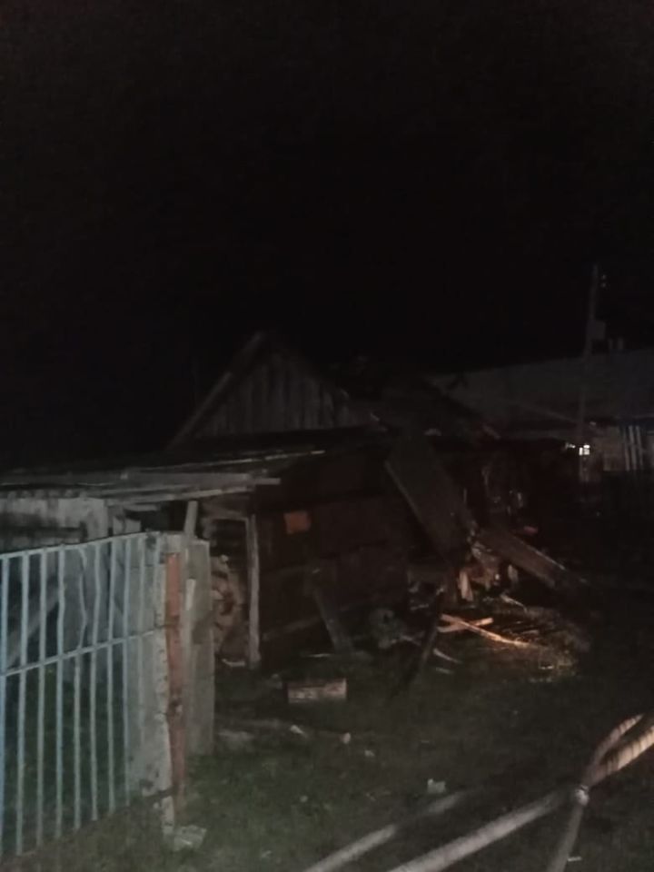 В Дрожжановском районе вновь пожар: загорелась крыша бани