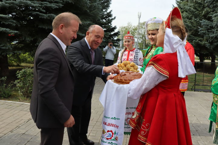 Марат Ахметов посетил Дрожжановский район