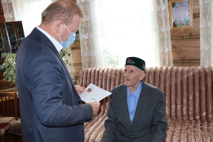 Марат Гафаров поздравил двух долгожителей района с юбилейными датами