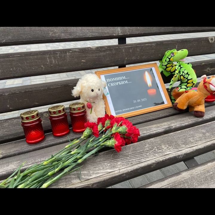 Дрожжановская молодежь организовала стихийный мемориал в память о погибших при стрельбе в Перми