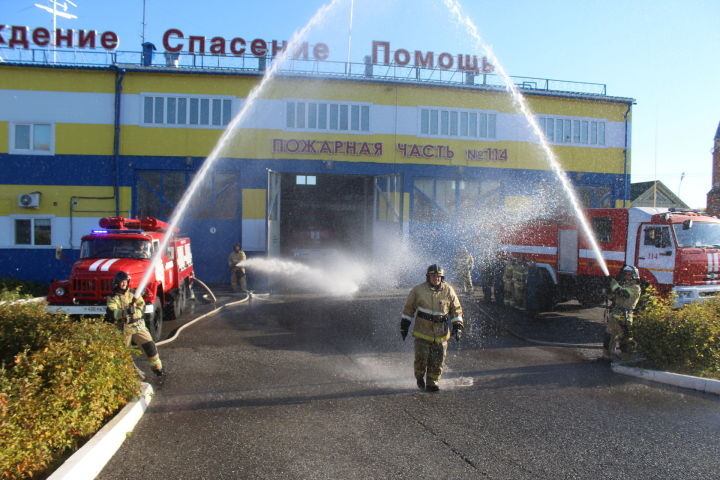 Дрожжановские пожарные облили коллегу водой из брандспойтов и проводили на пенсию