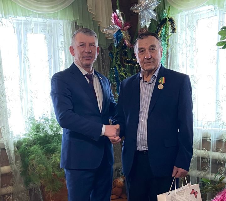 В Дрожжаном ветерану труда вручили медаль 90-летия района