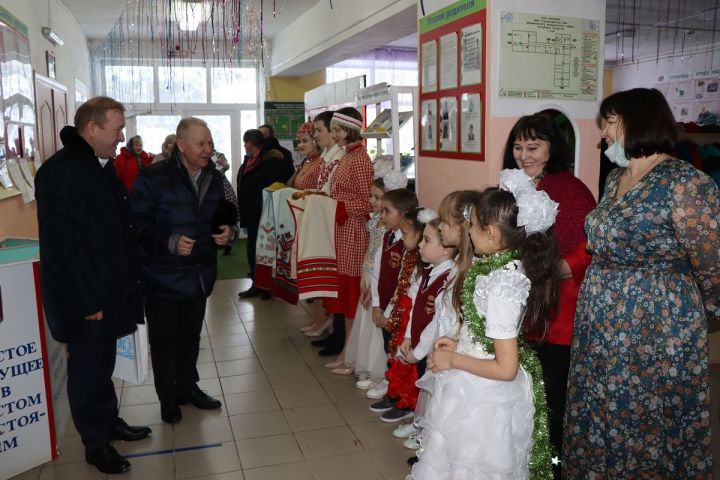 Марат Гафаров и Николай Угаслов посетили рождественский праздник в Городищенской СОШ