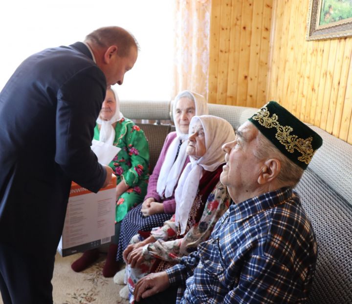 Марат Гафаров вручил поздравление Президента России долгожительнице Дрожжановского района