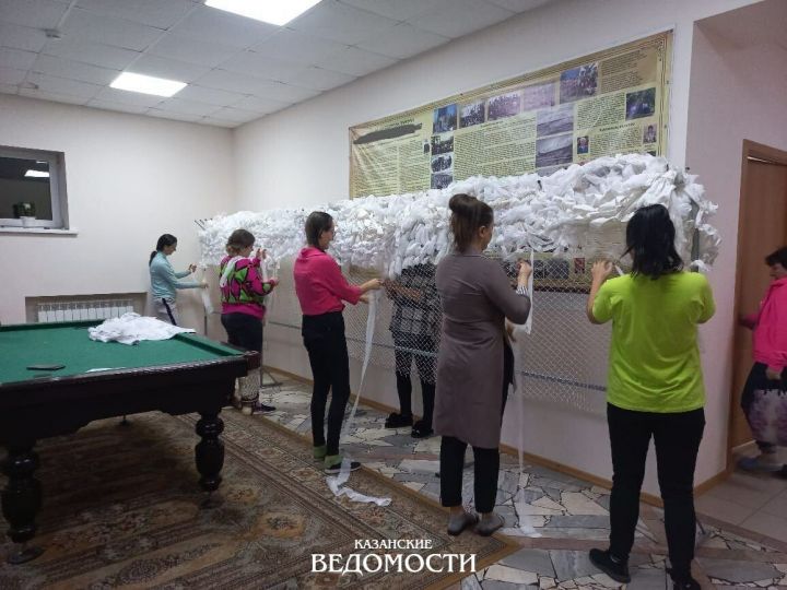 Плетут сети: как добровольцы из Татарстана делают маскировку для СВО