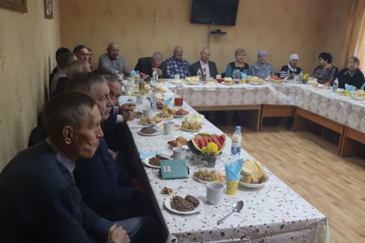 Встретились за прекрасным столом: день пожилых людей в техникуме отраслевых технологий Дрожжановского района