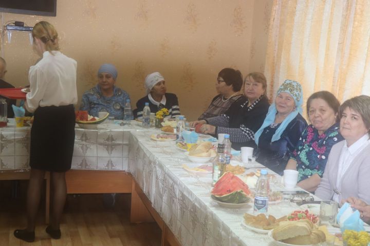 Встретились за прекрасным столом: день пожилых людей в техникуме отраслевых технологий Дрожжановского района