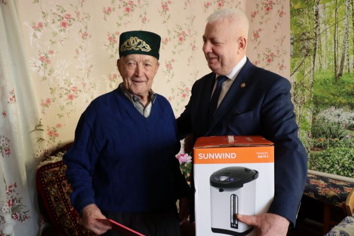 90-летний Адельзян Физханов из Дрожжановского района водит машину и сам управляется с хозяйством