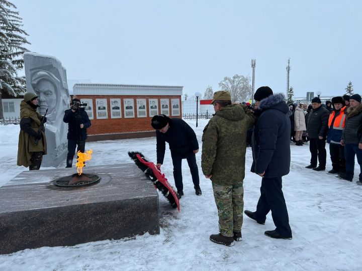 В Дрожжановском районе в день Героев Отечества возложили цветы к Вечному огню и бюстам Героев