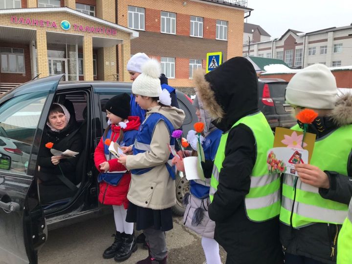 "Цветы для автоледи": в Дрожжаном поздравили прекрасных женщин – водителей с 8 марта