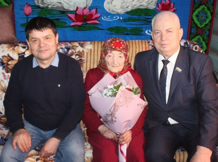 Жительница села Чувашская Бездна Дрожжановского района Александра Порфирьева отмечает  95-летний юбилей