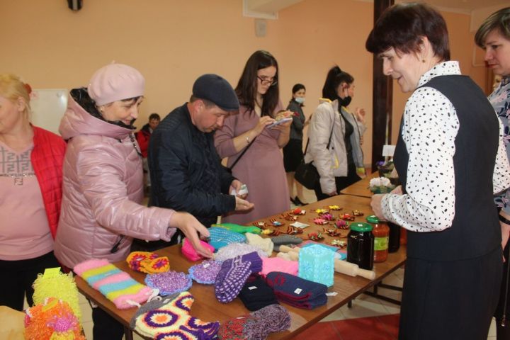 В рамках «Весенней недели добра» в Дрожжановском районе организовали выставку-продажу изделий