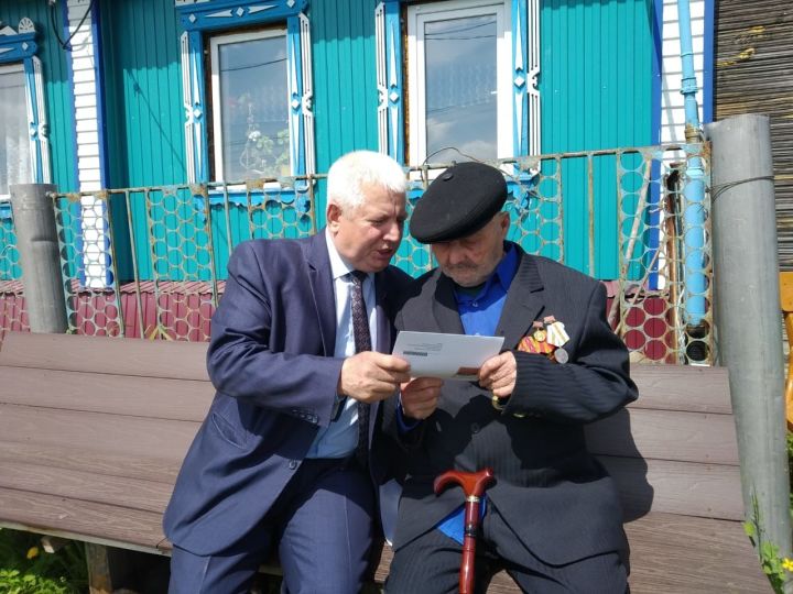В Дрожжаном труженика тыла, ветерана труда Петра  Кадушкина поздравили с 95-летием