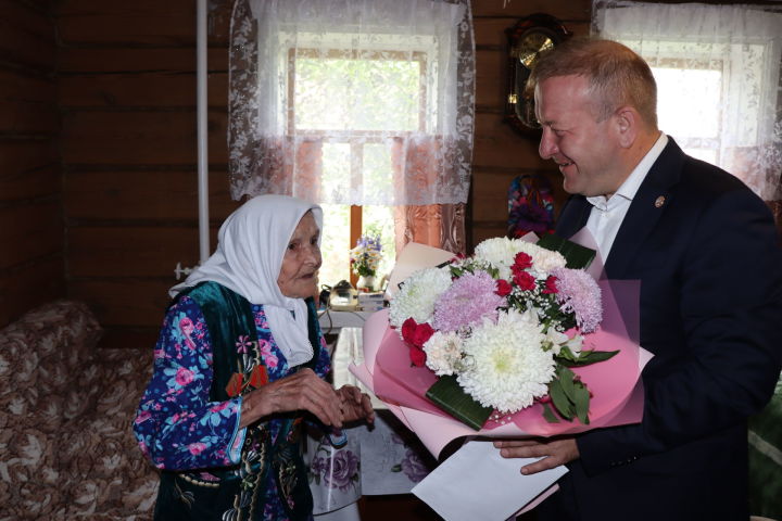 Глава Дрожжановского района Марат Гафаров поздравил ветерана труда Альфию Алимову с 90-летием