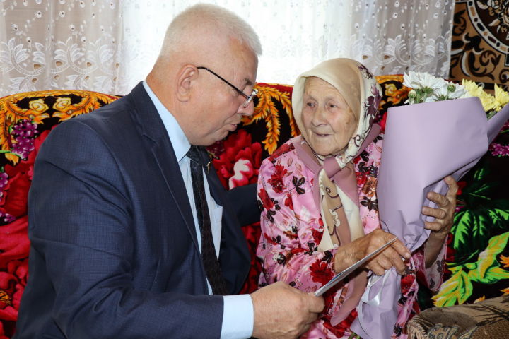 Жительница Дрожжановского района приняла поздравление от Президента РФ с 90-летием
