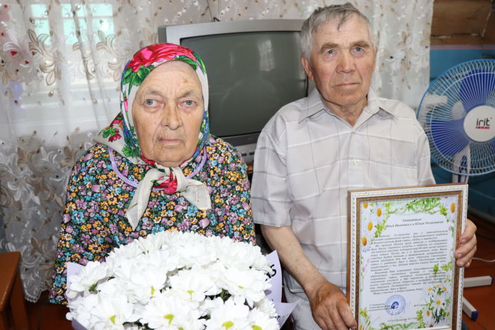 В День Семьи, любви и верности в Дрожжановском районе поздравили супругов с бриллиантовой свадьбой