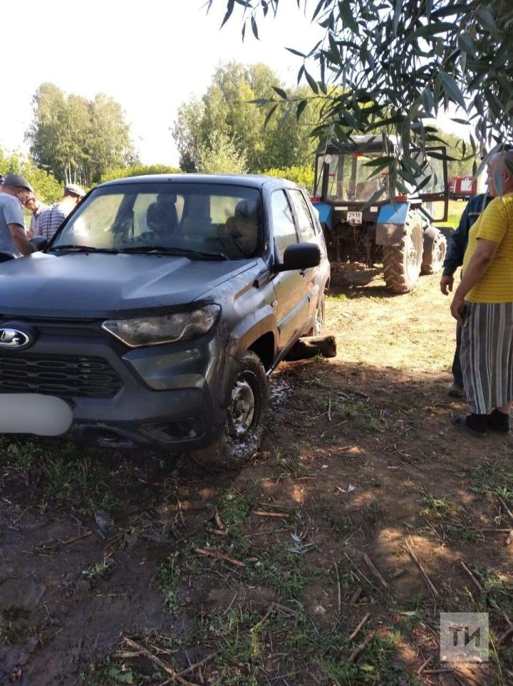 Из пруда достали Chevrolet Niva: с мертвым водителем вытащили трактором