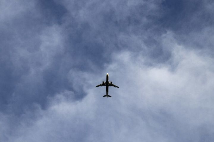 Самолет рейсом Омск-Москва экстренно приземлился в столице Татарстана