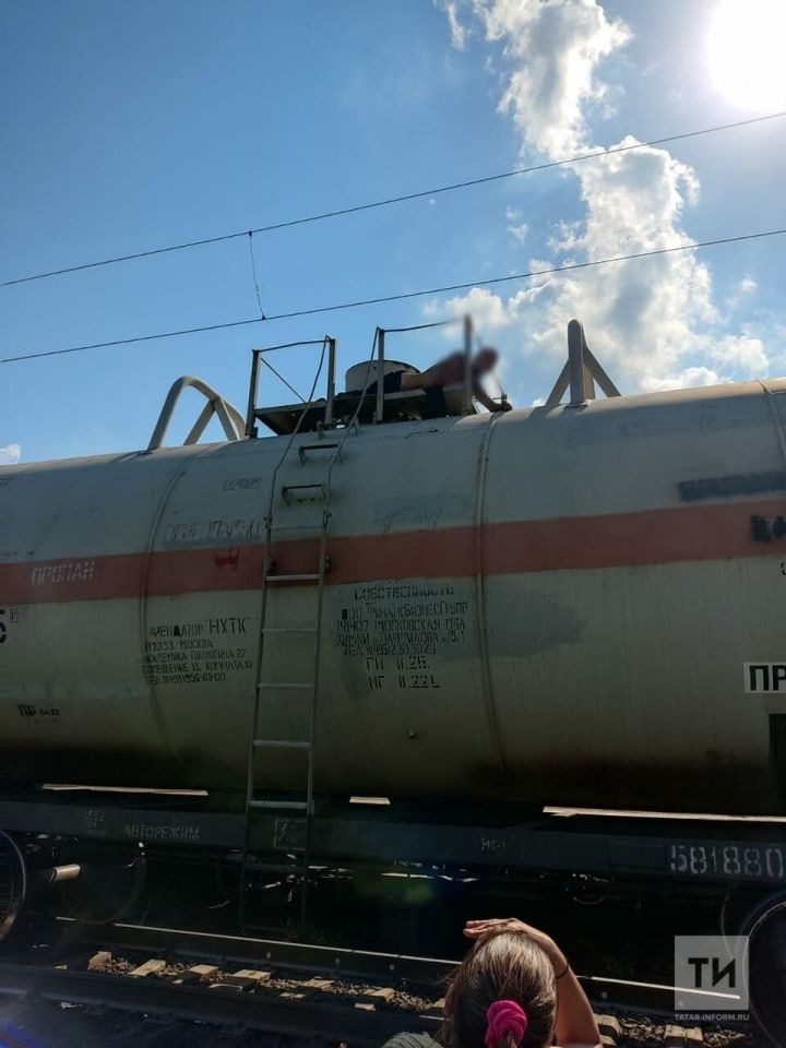 Удар током: мужчина перелезал через поезд в Дербышках