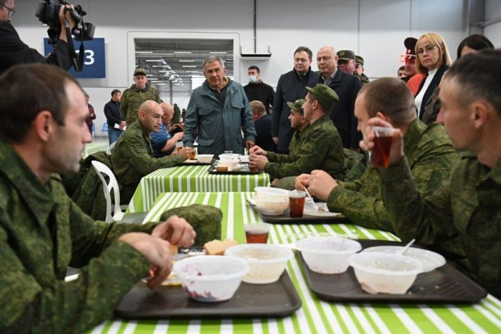 Пункт сбора мобилизованных посетил Минниханов и встретился с ребятами