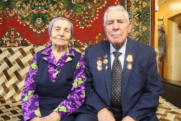 Ветеран педагогического труда из села Большая Акса Виктор Лухманов отмечает  85-летний юбилей