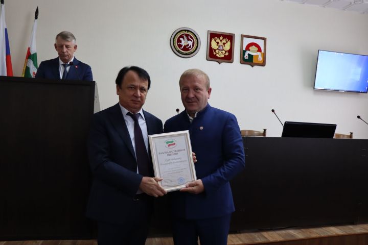 Глава Дрожжановского района РТ Марат Гафаров вручил награды