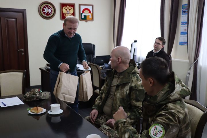 Глава Дрожжановского района РТ Марат Гафаров встретился с мобилизованными, которые находятся в отпуске