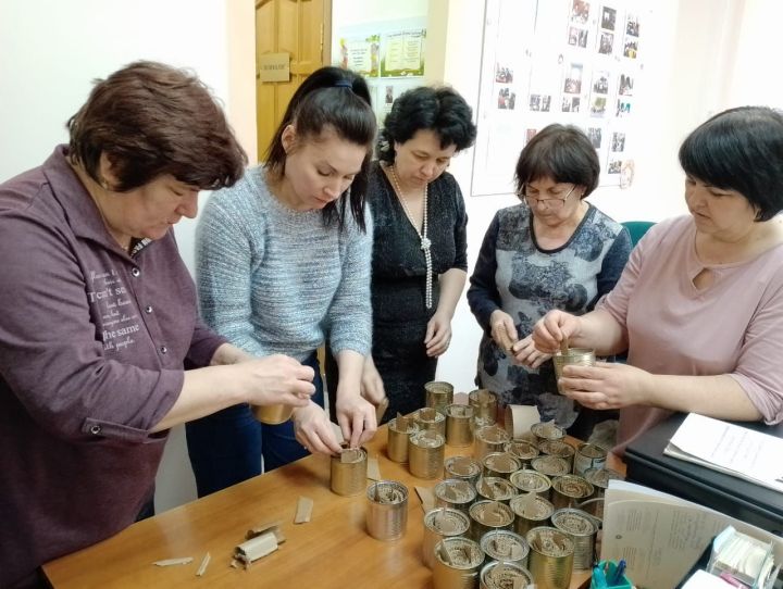 Чүпрәле хатын-кызлар төркеме хәрбиләргә шәмнәр ясап озата