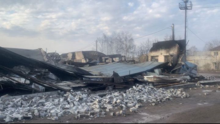 В Дрожжановском районе РТ сгорели 2 отсека здания на площади 2400 кв.метров