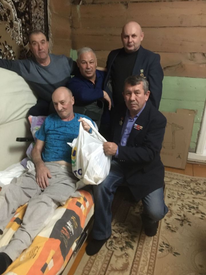 Ветераны боевых действий в Дрожжановском районе РТ поздравили своего товарища с наступающим новым годом