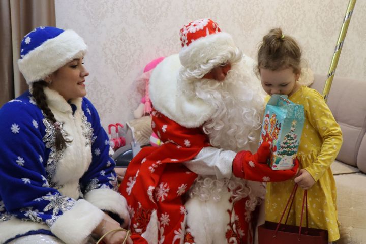 Глава Дрожжановского района РТ Марат Гафаров исполнил новогоднее желание Есении и Рамиля