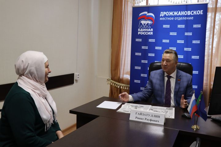 Депутат Госсовета РТ Ринат Гайзатуллин подарил подписку дрожжановцам