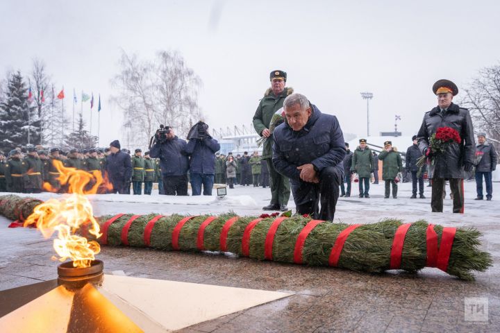 Герои-танкисты РФ: в Танковом училище Казани Минниханов открыл бюсты выпускников-героев
