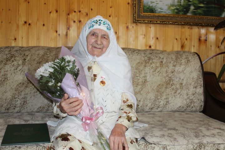 Иске Шәйморза авылында яшәүче Сабрия Кәрим кызы Сәлаховага 90 яшь тулды