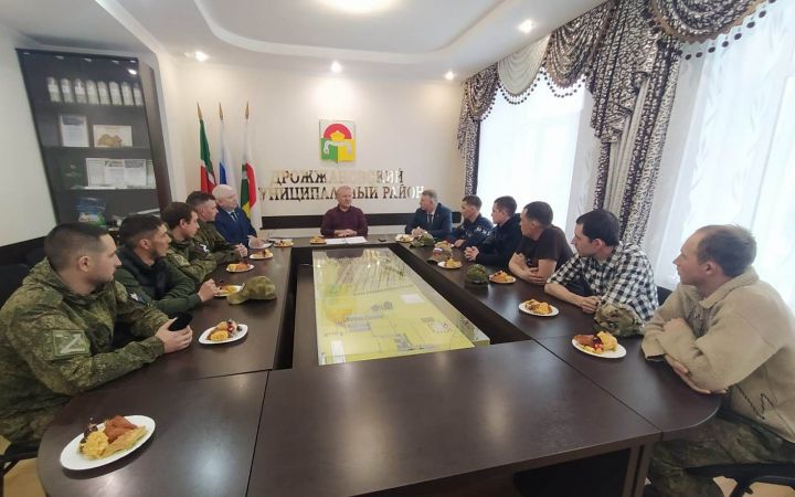 Глава Дрожжановского района Марат Гафаров встретился с участниками СВО, прибывшими в отпуск