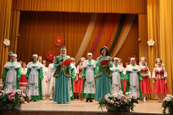 В Дрожжаном состоялся отчетный концерт творческих коллективов «Весеннее настроение»
