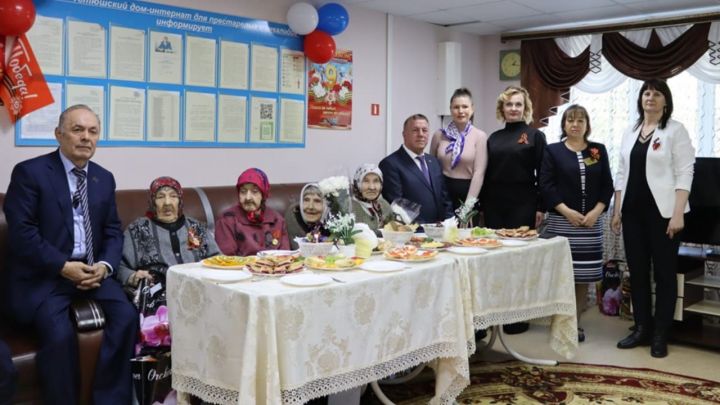 Два дрожжановца по месту рождению Рамис Сафиуллов и Экзам Губайдуллин посетили Тетюшский дом-интернат для престарелых и инвалидов