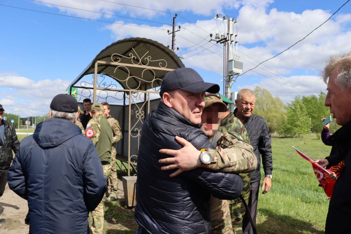 Долгожданная встреча: еще двое мобилизованных дрожжановцев вернулись в отпуск