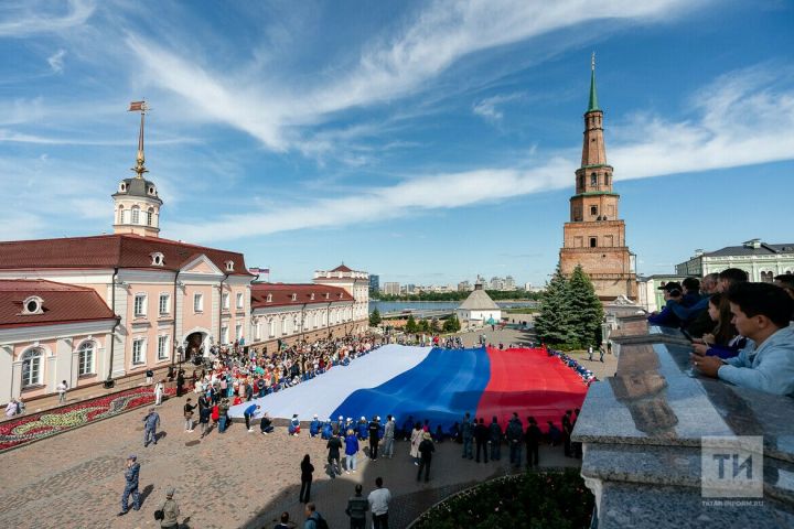 Казанцы развернули самый большой флаг России в Татарстане