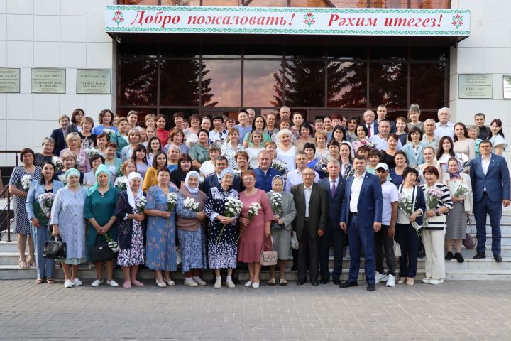 «Шурӑ халатлă пирӗштисем» професси уявӗнче