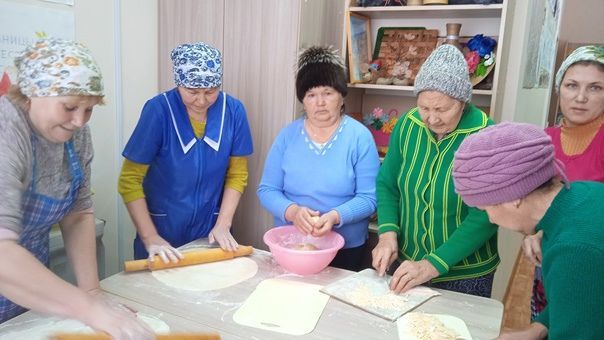 Жительницы села Хорновар-Шигали Дрожжановского района РТ готовят домашнюю лапшу для участников СВО