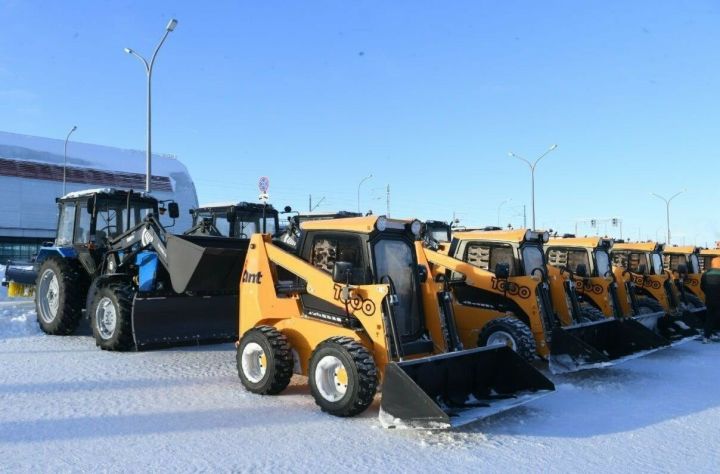 Рустам Минниханов вручил районам ключи от спецтехники