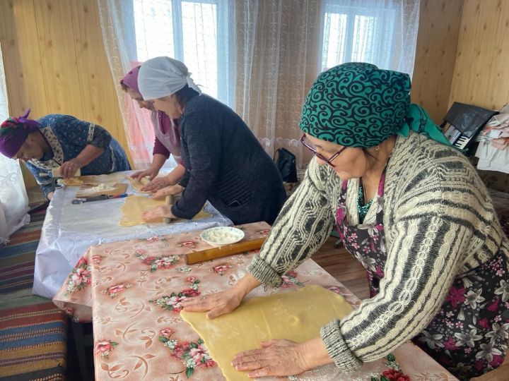 Жительницы села Алешкин-Саплык Дрожжановского района РТ готовят лапшу для бойцов СВО