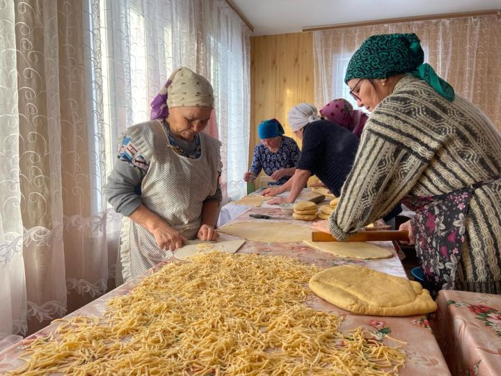 Жительницы села Алешкин-Саплык Дрожжановского района РТ готовят лапшу для бойцов СВО