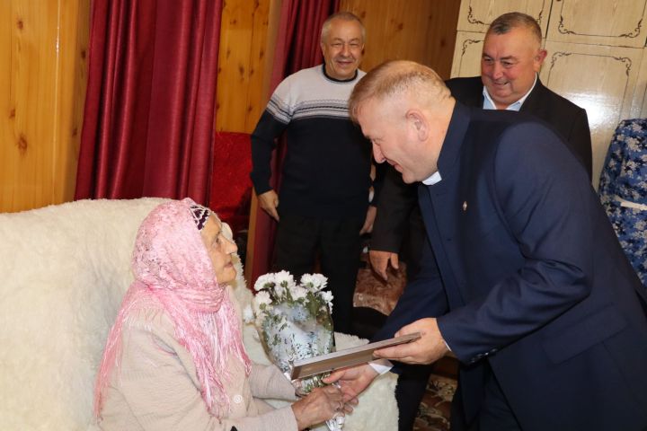 Глава Дрожжановского района РТ Марат Гафаров поздравил почетную колхозницу с 90-летием
